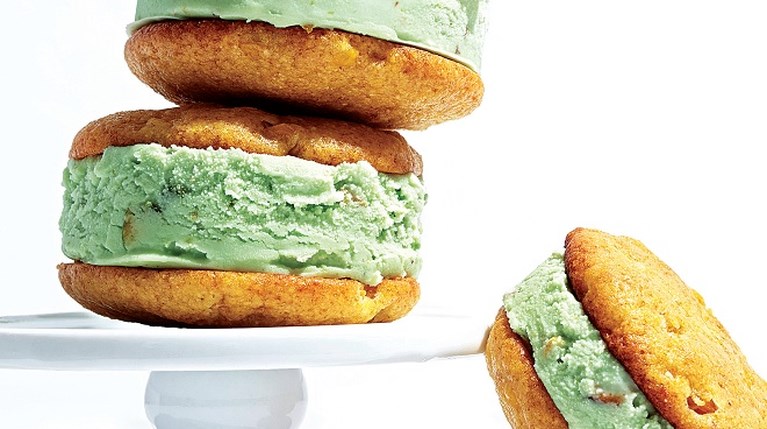 Πώς θα φτιάξεις μπισκότα καλαμποκιού (και σάντουιτς με παγωτό!)