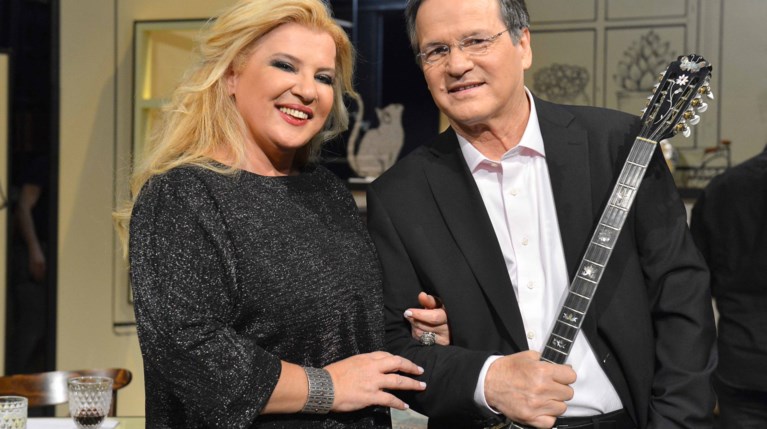 «Η αυλή των χρωμάτων» με την Αθηνά Καμπάκογλου και τον Χρήστο Νικολόπουλο