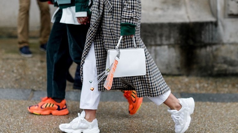 Αυτές είναι οι πιο hot τάσεις στα sneakers για τη φετινή άνοιξη