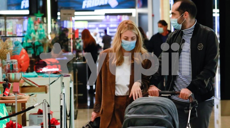 Μαρία Ηλιάκη & Στέλιος Μανουσάκης | Βόλτα για ψώνια στα Βόρεια Προάστια με την κόρη τους