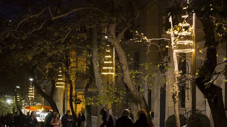 Ο εορταστικός φωτισμός της Διονυσίου Αρεοπαγίτου εντυπωσιάζει κατοίκους και περαστικούς.