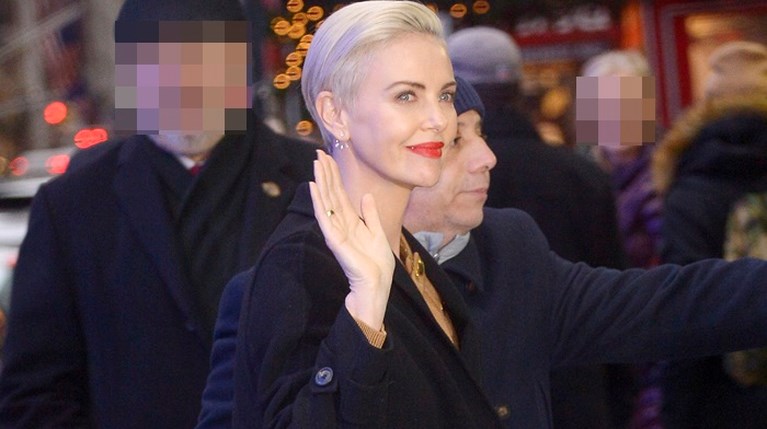 Και η Charlize Theron εντοπίσθηκε από τους φωτογράφους έξω από τα στούντιο του Good Morning America
