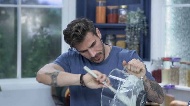 Άκης Πετρετζίκης