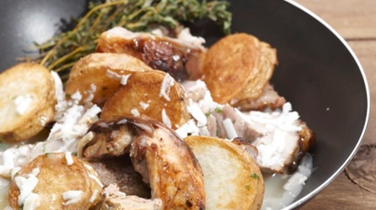 Κατσικάκι ψητό, κοκορέτσι και μαγειρίτσα από τον Λευτέρη Λαζάρου