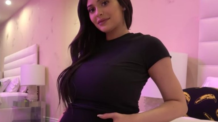 Kylie Jenner κοιλιά