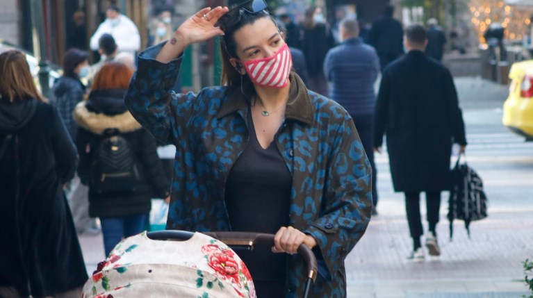 Η Νικολέττα Ράλλη με την κόρη της στο Σύνταγμα