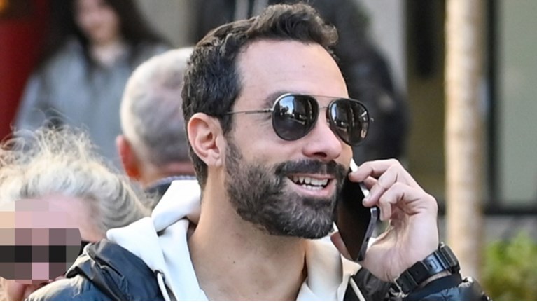 Ο Σάκης Τανιμανίδης στο κέντρο της Αθήνας