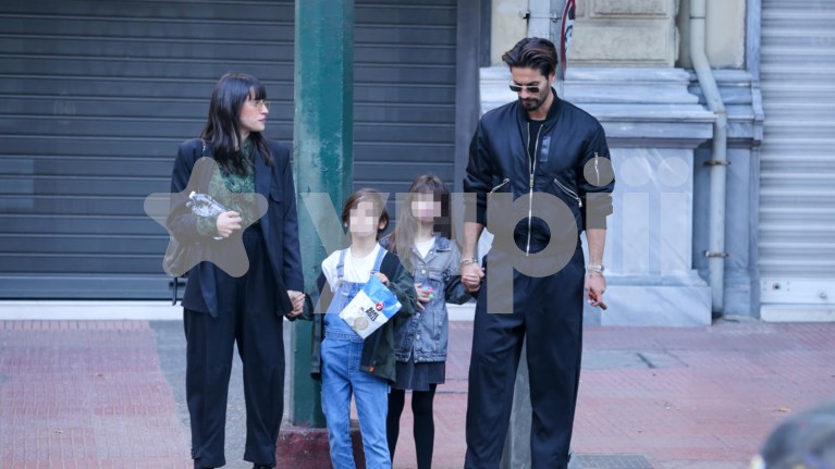 Γιώργος Καράβας & Ραφαέλα Ψαρρού | Οικογενειακή βόλτα στο κέντρο της Αθήνας με τα παιδιά τους