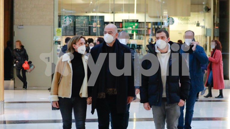 Ο Νίκος Δένδιας σε σπάνια δημόσια εμφάνιση με την οικογένειά του