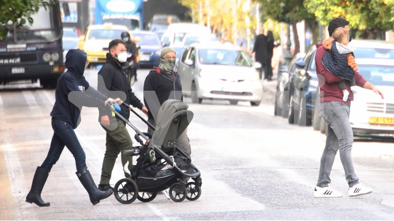 Τζένη Μπαλατσινού & Βασίλης Κικίλιας | Βόλτα με τον γιο τους, Παναγιώτη-Αντώνιο, στο κέντρο της Αθήνας