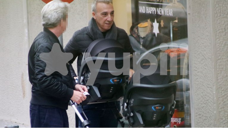 Ο Μίνως Μάτσας σε καθημερινές στιγμές με τα δίδυμα στο κέντρο της Αθήνας